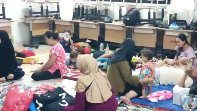 Warga yang terdampak banjir di Kebon Pala mengungsi di SDN 01 dan 02 Kampung Melayu, Jakarta Timur, Jumat (30/1/2026)