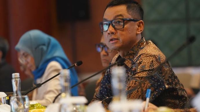 Direktur Utama PT PLN (Persero) Darmawan Prasodjo (kanan). 