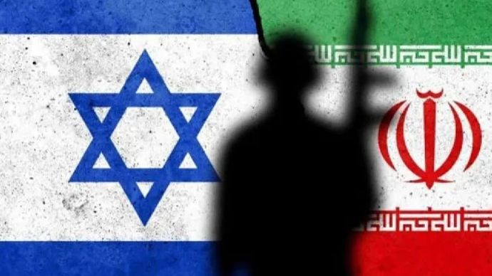 Ilustrasi - Siluet tentara dengan latar belakang bendera Iran dan bendera Israel