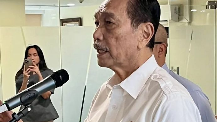Ketua Dewan Ekonomi Nasional (DEN) Luhut Binsar Panjaitan memberikan tanggapan dalam jumpa pers yang digelar di Kantor DEN, Jakarta, Rabu 17 Juni 2026