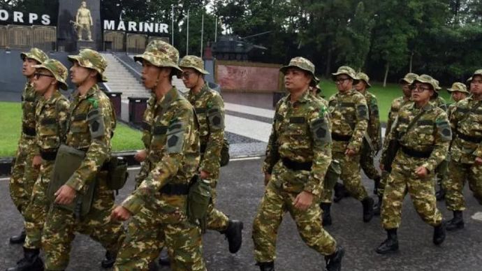 Sejumlah peserta program Sarjana Penggerak Pembangunan Indonesia (SPPI) berlatih Peraturan Baris Berbaris (PBB) saat mengikuti Pelatihan Dasar Kemiliteran (Latsarmil) calon manajer Koperasi Desa Merah Putih (KDMP) di Brigif 1 Marinir Cilandak, Jakarta, Kamis, 25 Juni 2026