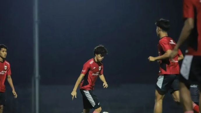 Arsip - Pesepak bola Timnas Indonesia U-20 Reno Salampessy (kedua kiri) bersama rekannya menjalani pemusatan latihan di Stadion Gelora 10 November, Surabaya, Jawa Timur