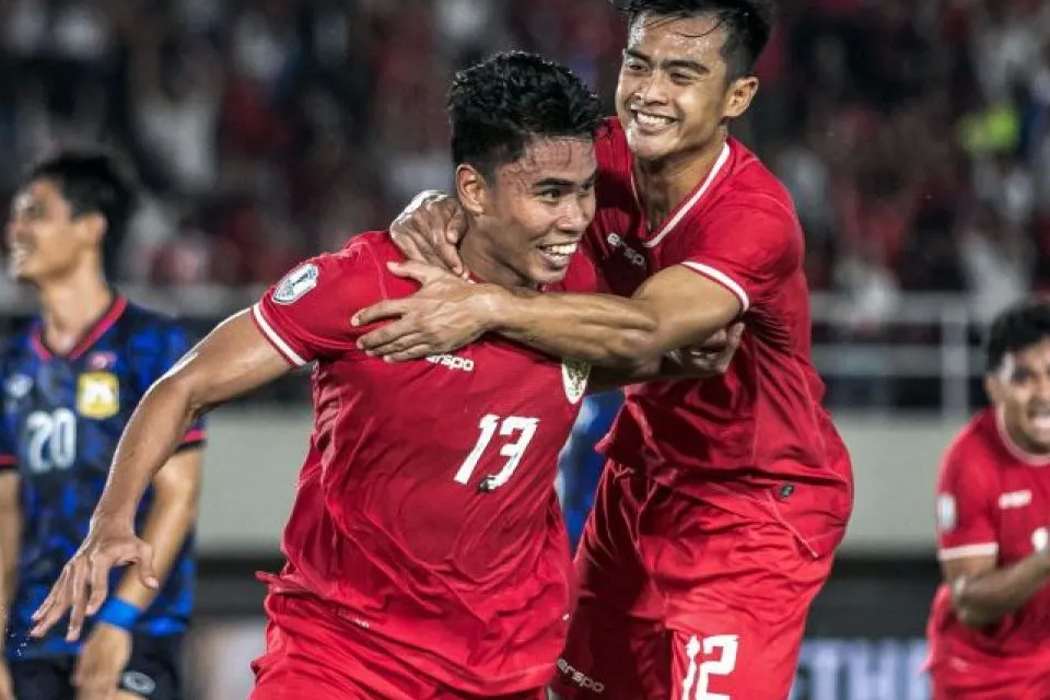 Pesepak bola Timnas Indonesia Muhammad Ferrari (kiri) dan Pratama Arhan (kanan) melakukan selebrasi usai mencetak gol ke gawang Timnas Laos saat pertandingan Grup B ASEAN Cup 2024 di Stadion Manahan, Solo, Jawa Tengah, Kamis (12/12/2024). <b>(Antara)</b>