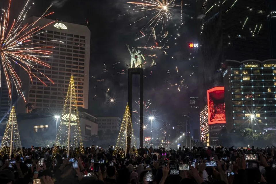 ibuan warga menyaksikan pesta kembang api menyambut tahun baru 2023 di kawasan Bundaran HI, Jakarta, Senin (1/1/2023). <b>(Antara)</b>