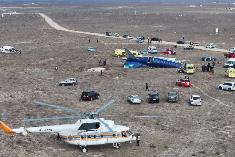 Foto udara petugas berada di dekat lokasi jatuhnya pesawat penumpang Azerbaijan Airlines di dekat kota Aktau, Kazakhstan, Rabu (25/12/2024). <b>(Antara)</b>