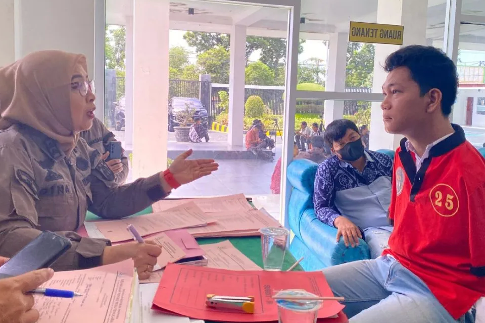 Jaksa penuntut umum memeriksa tersangka IWAS alias Agus (kanan) dalam proses tahap dua atau pelimpahan tersangka dan barang bukti dari penyidik kepolisian di Kantor Kejari Mataram, NTB, Kamis (9/1/2025). <b>(Antara)</b>