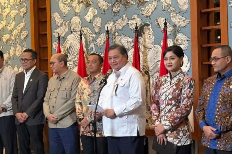 Menteri Koordinator (Menko) Bidang Perekonomian Airlangga Hartarto (ketiga dari kanan) menghadiri konferensi pers di Wisma Danantara Jakarta, Sabtu (31/1/2026). <b>(Antara)</b>