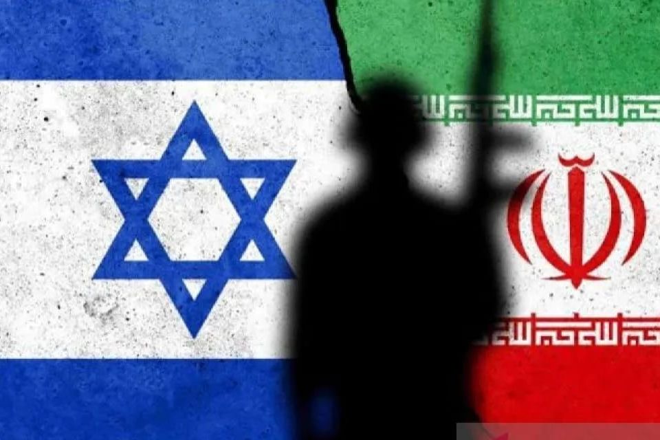 Ilustrasi - Siluet tentara dengan latar belakang bendera Iran dan bendera Israel <b>(Antara)</b>