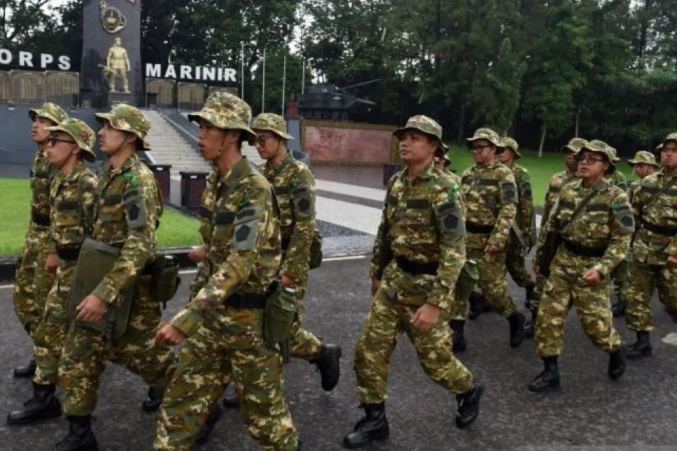 Sejumlah peserta program Sarjana Penggerak Pembangunan Indonesia (SPPI) berlatih Peraturan Baris Berbaris (PBB) saat mengikuti Pelatihan Dasar Kemiliteran (Latsarmil) calon manajer Koperasi Desa Merah Putih (KDMP) di Brigif 1 Marinir Cilandak, Jakart <b>(Antara)</b>