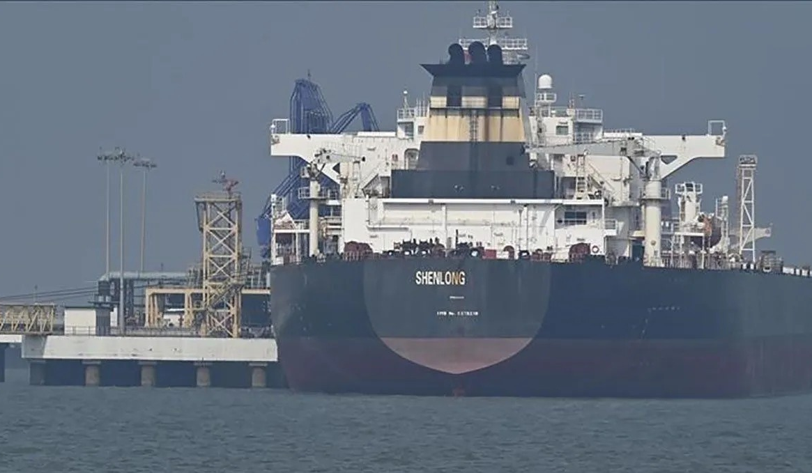 Arsip - Kapal tanker Suezmax Shenlong berbendera Liberia terlihat di Pelabuhan Mumbai, India, pada 12 Maret 2026, setelah berlayar melalui Selat Hormuz dari pelabuhan Ras Tanura di Arab Saudi. (ANTARA/?mtiyaz Shaikh/Anadolu/pri) <b>(Antara)</b>