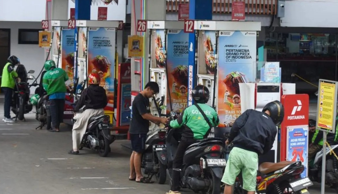 Pengendara motor antre mengisi BBM di salah satu SPBU kawasan Kuningan, Jakarta, Minggu (1/3/2026). PT Pertamina (Persero) melakukan penyesuaian harga BBM non subsidi yang berlaku mulai 1 Maret 2026 yakni harga Pertamax (RON 92) dari Rp11.800 per lit <b>(Antara)</b>