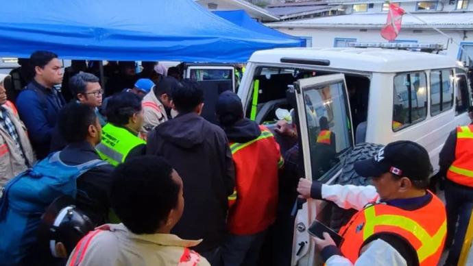 Sejumlah karyawan PT Freeport Indonesia dan perusahaan subkontraktor bersama petugas memasukan peti jenazah almarhum Simson Mulia ke dalam mobil untuk diangkut dengan helikopter Airfast ke Timika pada Kamis (12/3/2026) pagi. ANTARA/Istimewah