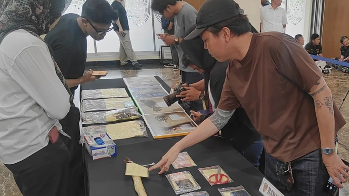 Sejumlah barang bukti terkait kasus pembunuhan yang terjadi pembunuhan di Perumahan Prima Lingkar Asri, Kelurahan Jatibening, Kecamatan Pondok Gede, Kota Bekasi, Rabu (11/3/2026). ANTARA/Ilham Kausar