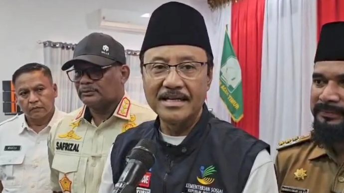 Menteri Sosial Syaifullah Yusuf (kedua kanan) memberikan keterangan kepada awak media sesuai menyalurkan bantuan dana bagi warga penyintas bencana alam di Kabupaten Aceh Timur, Aceh, Senin (16/3/2026). ANTARA/Try Vanny