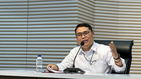 Komisi Pemberantasan Korupsi (KPK) menyebut Ishfah Abidal Aziz alias Gus Alex yang saat itu menjabat sebagai staf khusus Menteri Agama Yaqut Cholil Qoumas diduga mengarahkan pejabat di Kementerian Agama untuk melonggarkan kebijakan terkait T0, yakni 