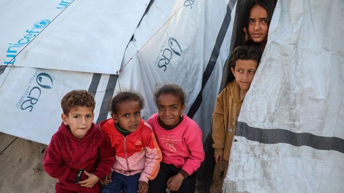 Pengungsi anak-anak berada di tenda-tenda sementara di bagian barat Kota Gaza, Palestina, Selasa (3/3/2026). ANTARA/Xinhua/Rizek Abdeljawad/aa.