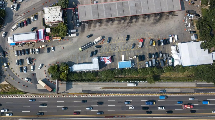 Foto udara kendaraan melintas di KM 57 Tol Jakarta-Cikampek, Karawang, Jawa Barat, Sabtu (14/3/2026). Menurut data Pos Terpadu Operasi Ketupat Lodaya Polda Jawa Barat pada Sabtu (14/3) pukul 12.00 WIB jumlah kendaraan yang melintas di KM 57 pada H-7 Idul Fitri sebanyak 75.000 kendaraan, meningkat 15 persen dibanding periode yang sama pada 2025 sebanyak 66.000 kendaraan. ANTARA FOTO/Fakhri Hermansyah/hma/tom/pri.