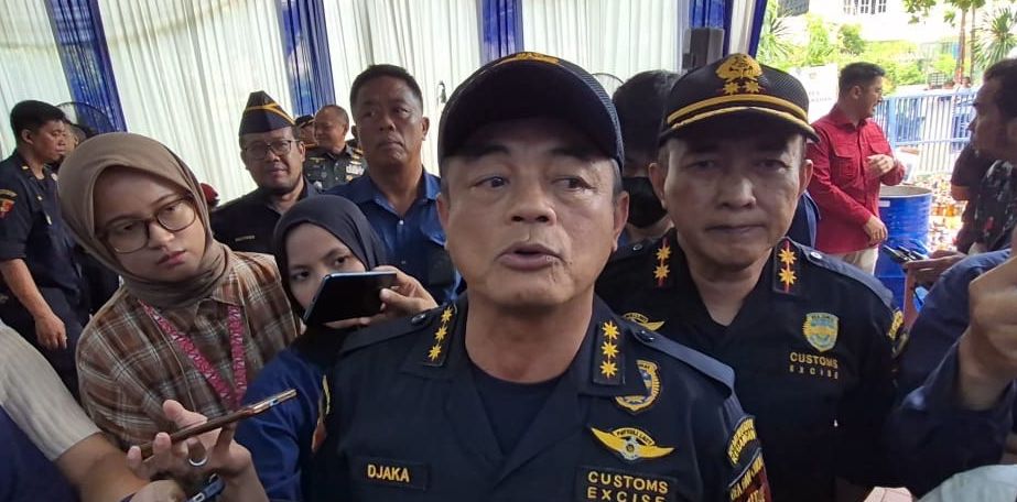 Direktur Jenderal Bea Cukai (DJBC) Kementerian Keuangan Djaka Budhi Utama buka suara menanggapi ancaman Menteri Keuangan Purbaya Yudhi Sadewa yang menyebut opsi pembekuan Direktorat Jenderal Bea Cukai. <b>(Ntvnews.id-Muslimin Trisyuliono )</b>