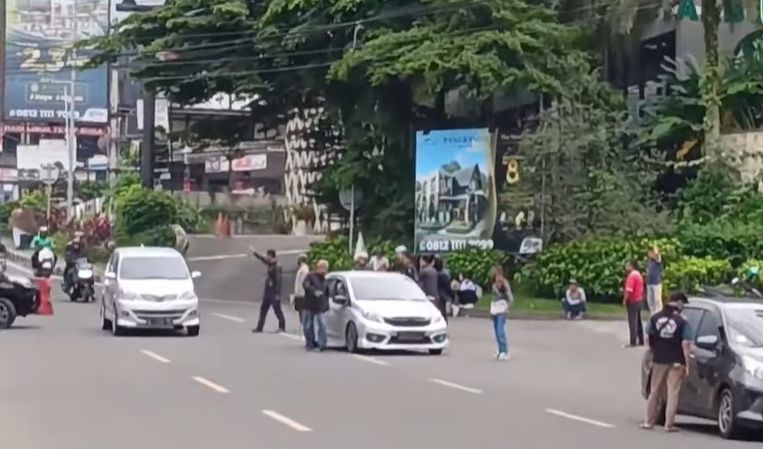 Polres Bogor akan menertibkan sejumlah joki penunjuk arah jalur alternatif Puncak Bogor yang kerap masuk ke jalur tol di KM 46. 