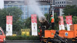 Mobil Water Mist Semprot Air di Jalanan Jakarta, Cegah Penyebaran Abu Vulkanik