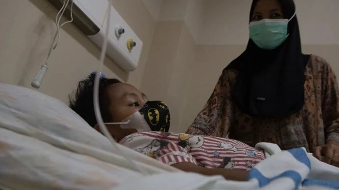 Orang tua dari pasien anak penderita infeksi saluran pernapasan akut (ISPA) menunggu anaknya yang menjalani perawatan di Rumah Sakit Umum Daerah (RSUD) BARI Palembang, Sumatera Selatan