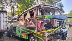ring-iringan mobil ambulans yang keluar dari exit Tol Sawangan, Depok menuju rumah duka korban kecelakaan bus maut di Ciater, Subang, diwarnai isak tangis keluarga. 