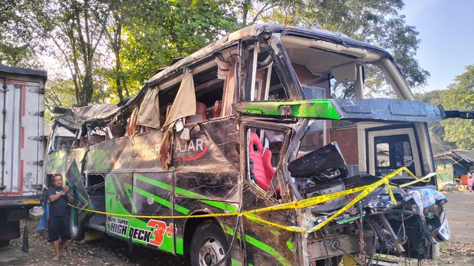 Bus Trans Putera Fajar yang mengalami kecelakaan saat membawa rombongan SMK Lingga Kencana Depok