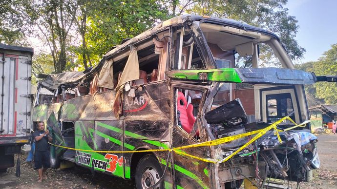 Bus Trans Putera Fajar yang mengalami kecelakaan saat membawa rombongan SMK Lingga Kencana Depok