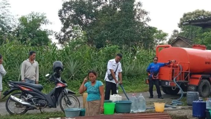 Distribusi air bersih di Bodowoso, Jawa Timur yang dilanda kekeringan. 