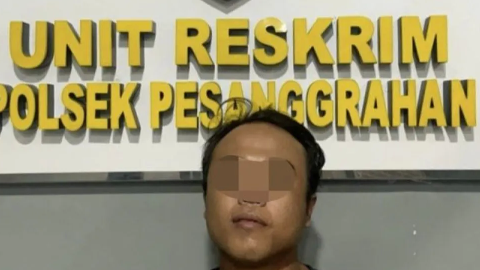 Tersangka pelaku berinisial KB alias L saat ditangkap oleh Polsek Pesanggrahan pada Selasa (10/12/2024). 