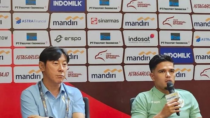 Pemain Timnas Indonesia, Ragnar Oratmangoen (kanan) <b>(Antaranews)</b>