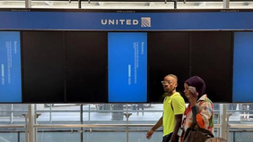 Pada Malam Natal, sesosok mayat ditemukan di ruang roda pesawat United Airlines penerbangan 202 yang mendarat di Bandara Kahului, Maui, Hawaii.