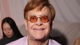 Elton John, musisi asal Inggris, mengungkapkan bahwa ia kehilangan penglihatan setelah berjuang untuk sembuh dari infeksi mata yang ia alami pada awal tahun ini.