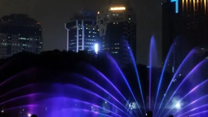 Pengunjung menyaksikan air mancur di Monumen Nasional (Monas), Jakarta Pusat, Selasa (26/12/2023). Pemerintah Provinsi DKI Jakarta menghadirkan pertunjukan video mapping di Tugu Monas dan pertunjukan Air Mancur Menari pada 24-31 Desember 2023 dalam rangka perayaan Natal 2023 dan Tahun Baru 2024. 