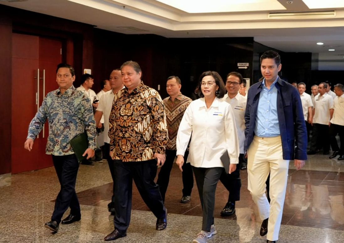 Tim Gugus Tugas Sinkronisasi bersama Menkeu Sri Mulyani dan Menko Airlangga dalam konferensi pers Kondisi Fundamental Ekonomi Terkini dan RAPBN 2025.