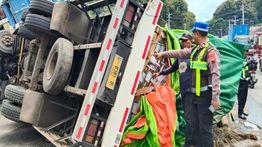 Kecelakaan Beruntun Terjadi di Jalur Pantura Batang, Truk Sampai Terguling