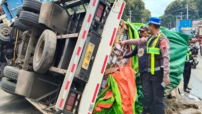Petugas Polres Batang sedang melakukan proses evakuasi tiga kendaraan yang mengalami kecelakaan beruntun di jalur pantura Gringsing, Kabupaten Batang, Jumat (30/1/2026). 