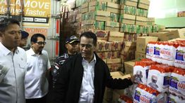 Mentan Amran Kirim Logistik Bantuan Bencana Satu Kapal Penuh ke Sumatera