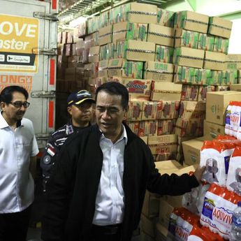 Mentan Amran Kirim Logistik Bantuan Bencana Satu Kapal Penuh ke Sumatera