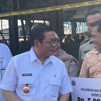 Pramono Kasih Rp5 Juta ke 121 Pedagang Korban Kebakaran Pasar Induk Kramat Jati