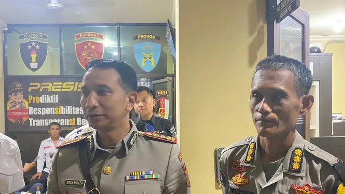 Kabid Propam Kombes Pol Moch. Sholeh (kiri) bersama Kabid Humas Polda Sultra Kombes Pol Iis Kristian (kanan).