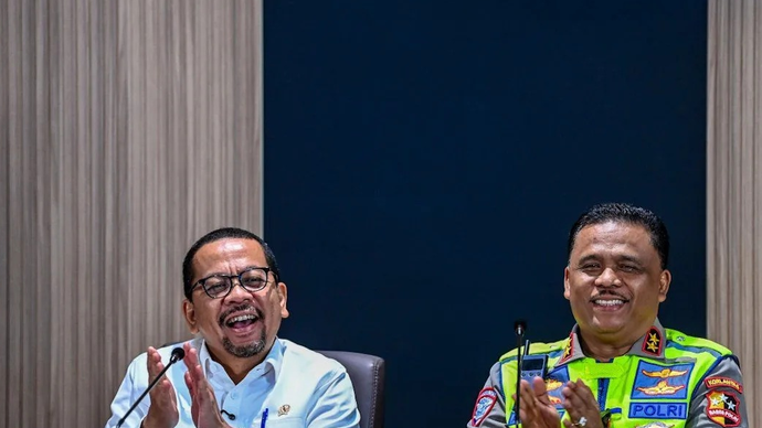 Kepala Staf Kepresidenan Muhammad Qodari (kiri) didampingi Kepala Korlantas Polri Irjen Pol Agus Suryonugroho (kanan) memberi keterangan pers terkait persiapan arus mudik Lebaran di Situation Room, Gedung Bina Graha, Kantor KSP, Kompleks Istana Kepresidenan, Jakarta, Rabu (11/3/2026). ANTARA FOTO/Galih Pradipta/agr/am.
