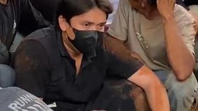 Billy Syahputra turun langsung ke liang lahat Mpok Alpa, dan mengaku menyesal tidak mengetahui soal penyakitnya selama ini.