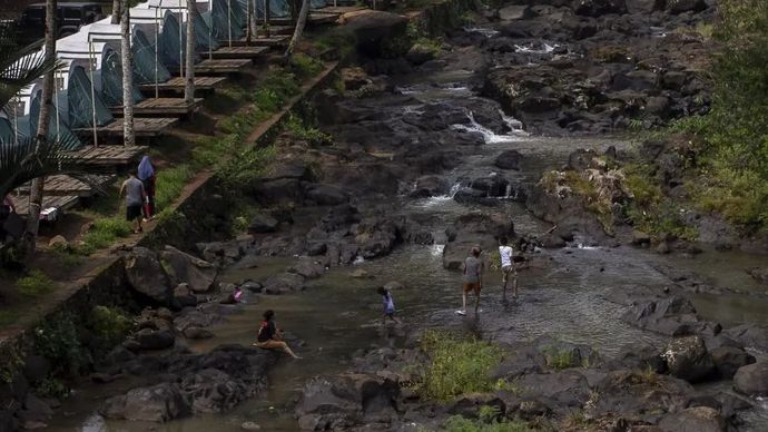 Ilustrasi - Sejumlah wisatawan bermain air di Curug Goong, Mandalawangi, Kabupaten Pandeglang, Banten, Rabu 13 November 2024.