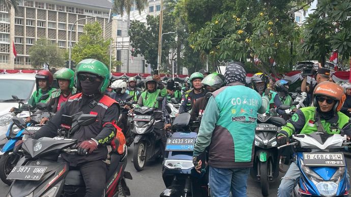 pengemudi ojek online mulai memadati area Patung Kuda Jalan Merdeka Barat, Jakarta Pusat (Ntvnews.id-Muslimin Trisyuliono).