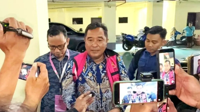 Mantan Penjabat (Pj) Gubernur Sulsel Bahtiar Baharuddin (tengah) didampingi penasihat hukumnya menjawab pertanyaan wartawan seusai menjalani pemeriksaan kedua dengan agenda konfrontir terkait kasus dugaan tindak pidana korupsi pengadaan bibit nanas Rp60 miliar tahun anggaran 2024 di Kantor Kejaksaan Tinggi Sulsel, Jalan Urip Sumoharjo, Makassar, Sulawesi Selatan, Kamis (7/5/2026). ANTARA/Darwin Fatir.