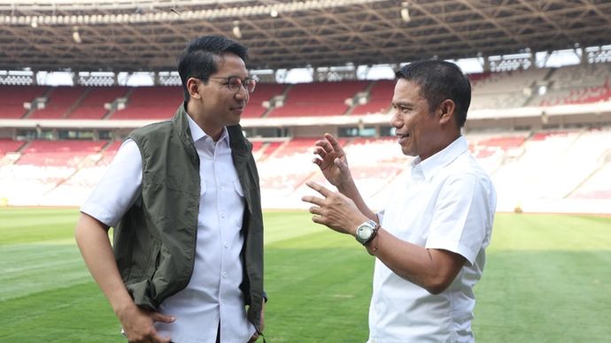 Sekjen PSSI, Yunus Nusi mengecek kondisi rumput Stadion Utama Gelora Bung Karno (SUGBK), Senayan, Jakarta