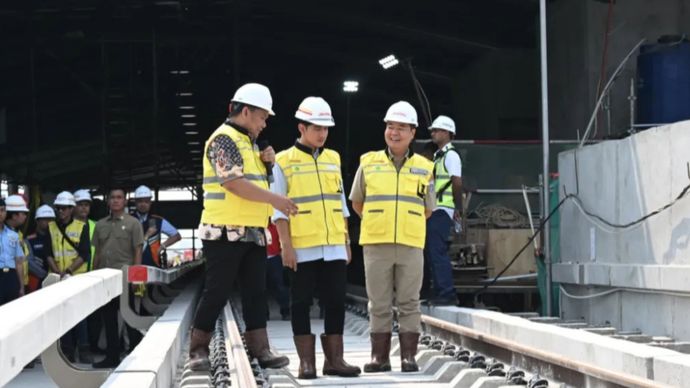 Wakil Presiden Gibran Rakabuming Raka meninjau proyek Lintasan Raya Terpadu (LRT) Fase 1B Velodrome-Manggarai sepanjang 6,4 km.