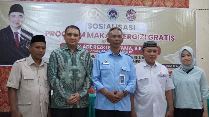 Anggota Komisi IX DPR RI Ade Rezki Pratama saat tinjau MBG