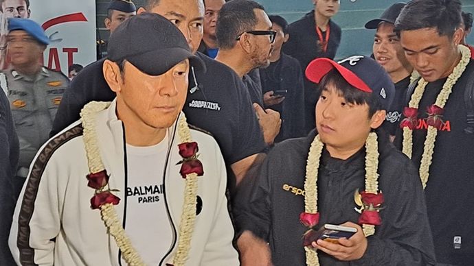 Pelatih Shin Tae-yong memberi keterangan kepada wartawan sesaat setelah tiba di Bandara Internasional Soekarno-Hatta, Tangerang, Sabtu (11/5/2024)